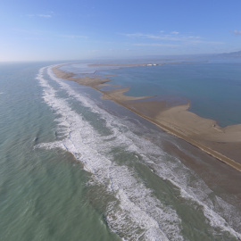 Platja exterior de la barra del Trabucador, al delta de l'Ebre, l'any 2021, un any després del pas del Gloria