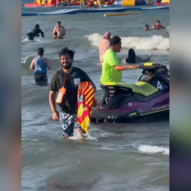 Alvise Pérez hace el mamarracho en la playa.