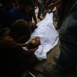 La gente llora el cuerpo de un palestino asesinado por fuego israelí.