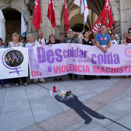 (Foto de ARCHIVO)Varias personas durante una concentración ante el Ayuntamiento de O Porriño, a 30 de julio de 2025, en O Porriño, Pontevedra, Galicia (España). La CIG ha convocado una concentración tras conocerse que una mujer de 48 años, natural de Mos (Pontevedra), que trabajaba en el Servizo de Axuda no Fogar (SAF) de O Porriño ha muerto de forma violenta en una de las casas a las que acudía con regularidad en dicho municipio a manos, presuntamente, del marido de la mujer a la que cuidaba.Adrián Irago / Europa Press30/7/2025