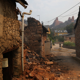 Casas quemadas en pueblo en Las Médulas.