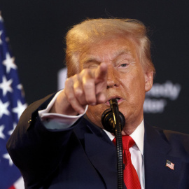 Donald Trump presenta un evento en el Centro John F. Kennedy.