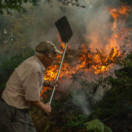 Un vecino de la aldea de Pareisás lucha contra el fuego Ourense.