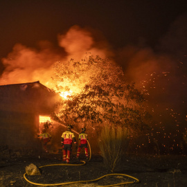 Los bomberos tratan de sofocar un incendio en la localidad de A Caridade, en el municipio de Monterrei (Ourense) esta pasada madrugada. EFE /Brais Lorenzo