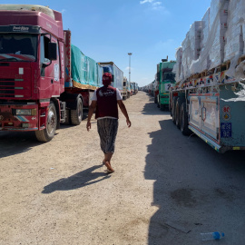 Camiones cargados con ayuda humanitaria con destino a la Franja de Gaza esperan en la puerta fronteriza de Rafah, entre Egipto y la Franja.