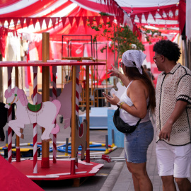 Persones visiten els preparatius finals dels guarnits de les Festes de Gràcia