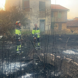 Personal del cuerpo de bomberos de Castilla y León tras apaciguar el fuego.