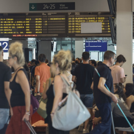 Viajeros esperan en la estación de Chamartín, en Madrid.