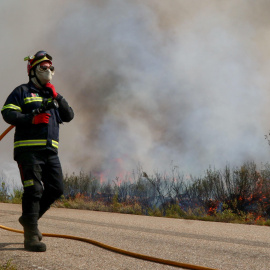 Bomberos trabajan en el incendio en Puercas.
