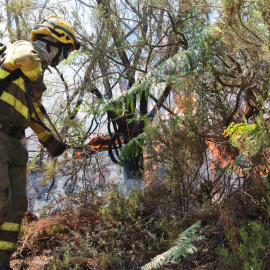 Bomberos trabajan en la extinción de un incendio.