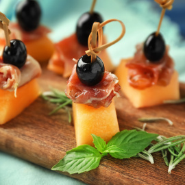 Imagen de canapés con melon.