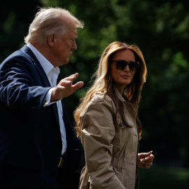 El presidente de EEUU, Donald J. Trump, y la primera dama, Melania Trump, en el jardín sur de la Casa Blanca, en Washington, D.C..