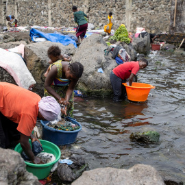 Mujeres lavan ropa en las orillas del lago Kivu, en la República Democrática del Congo.