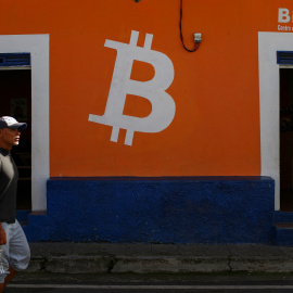 Un hombre pasa delante del Centro Comunitario Bitcoin de la ciudad salvadoreña de Berlín.