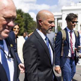 Terry Cole, en el centro de la imagen, llega a la Casa Blanca para reunirse con Trump el pasado 12 de agosto.