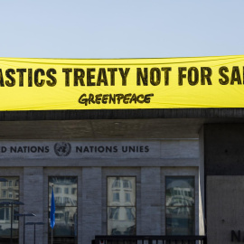 Activistas de Greenpeace protestan en las negociaciones del tratado de la ONU sobre los Plásticos en Ginebra, a 7 de agosto de 2025.