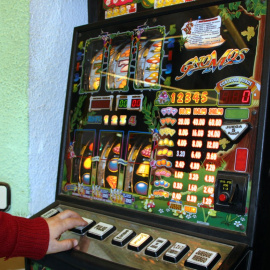 Imatge d'arxiu d'una màquina escurabutxaques en un bar.