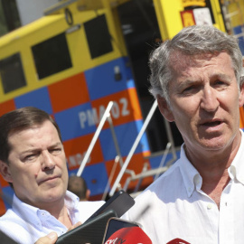 El líder del PP, Alberto Núñez Feijóo (d), este viernes con el presidente de la Junta de Castilla y León, Alfonso Fernández Mañueco, en Palacios del Sil (León).