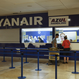 Pasajeros en el mostrador de Ryanair en el aeropuerto Adolfo Suárez Madrid Barajas, este viernes.