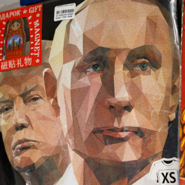 Camisetas con imágenes del presidente ruso Vladimir Putin y del presidente estadounidense Donald Trump