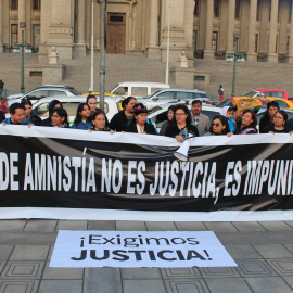 Personas se manifiestan contra la ley de amnistía frente al Palacio de Justicia el 13 de agosto, en Lima (Perú).