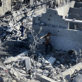 Palestinos en Nusairat tras un ataque de Israel en la Franja de Gaza.