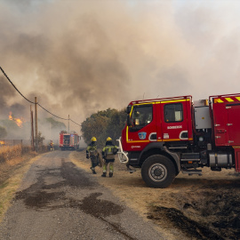 Bomberos durante un incendio, 6 de agosto de 2025, en Casar de Cáceres (Extremadura).