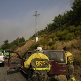 Bomberos forestales de la BRIF colaboran volutariamente en la extinción del incendio forestal en Molinaferrera, León, Castilla y León (España). El director de Extinción de los incendios de Yeres y Llamas de Cabrera señaló ayer que el operativo ante estos fuegos que aún no se han unido, se centra en proteger a las poblaciones, en concreto pedanías de Ponferrada, hacia donde avanza, mientras preocupa el comportamiento “anómalo” del fuego.Fernando Otero / Europa Press17 AGOSTO 2025;INCENDIO FORESTAL;YERES;LLAMAS;PONFERRADA;LEÓN;CASTILLA Y LEÓN17/8/2025