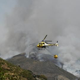 Un helicóptero trabaja en las labores de extinción del incendio de Barniedo (León).