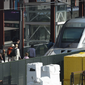 Viajeros se disponen a embarcar en un tren en la estación de Chamartín en Madrid.