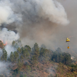 Helicóptero bombardero trabaja para extinguir el fuego, a 17 de agosto de 2025, en Quiroga, Lugo, Galicia (España).