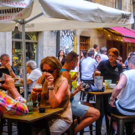 Varias personas en una terraza de un bar en Santander, a 10 de agosto de 2025.