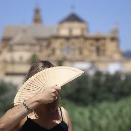 Una turista se abanica en Córdoba, debido a las altas temperaturas.