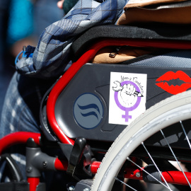 Una mujer en silla de ruedas durante la manifestación del 8-M.
