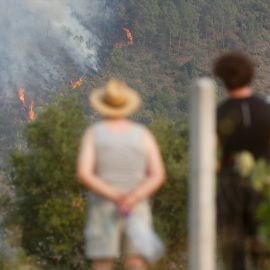 Varias personas observan el fuego en Quiroga, Lugo, Galicia.