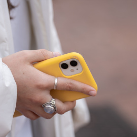 (Foto de ARCHIVO)Una persona usa el teléfono móvil, a 1 de febrero de 2024, en Barcelona, Catalunya (España). El pasado 30 de enero el Govern aprobó las instrucciones que regulan el uso de los dispositivos móviles en las aulas de colegios e institutos, que se comenzarán a aplicar de cara al próximo curso 2024-2025. En Educación Infantil, Primaria y Secundaria (ESO), el uso de los teléfonos móviles estará totalmente prohibido, mientras que en Bachillerato y Formación Profesional (FP), los alumnos podrán utilizarlos durante horas no lectivas.David Zorrakino / Europa Press01 FEBRERO 2024;TELÉFONOS;MÓVILES;PROHIBIDOS;VETADOS;USO;RECURSOS01/2/2024