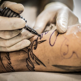 Un tatuador desarrolla su trabajo en su estudio.La Dirección General de Consumo, aprovechando el Día Internacional del Tatuaje, recomienda a los usuarios de tatuajes que valoren entre los numerosos establecimientos que ofrecen este servicio, y si merece la pena hacerse el tatuaje, al tratarse esta de una práctica lesiva para la piel y no carente de riesgos.POLITICA JUNTA DE ANDALUCÍA