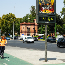 (Foto de ARCHIVO)Ciclista por las calles de Sevilla en plena ola de calor. A 11 de agosto de 2025 en Sevilla, Andalucía (España). Andalucía mantendrá la ola de calor durante los próximos días y puede llegar a registrar los 44ºC en la campiña sevillana, a pesar de un ligero descenso de las temperaturas a partir del martes, según ha explicado el delegado territorial de la Aemet en Andalucía, Ceuta y Melilla, Juan de Dios del Pino.Francisco J. Olmo / Europa Press11/8/2025