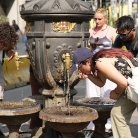 BARCELONA, 17/08/2025.- Turistas se refrescan en la fuente de Canaletas este domingo en Barcelona. Cataluña afronta este domingo la jornada con mayor riesgo de incendios de todo el año, ya que se prevé el pico de la ola de calor con temperaturas extraordinariamente altas en todo el territorio que en algunos puntos superarán los 40 grados, según ha alertado Protección Civil de la Generalitat. EFE/Alejandro García
