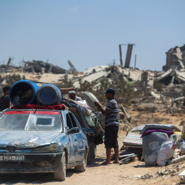 Palestinos cargan sus pertenencias en un coche para abandonar la ciudad de Gaza.