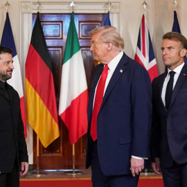 El presidente de EEUU, Donald Trump, con el de Ucrania, Volodimir Zelenski, y el de Francia, Emmanuel Macron, en el encuentro en la Casa Blanca sobre Ucrania.