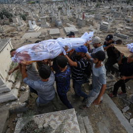 (Foto de ARCHIVO)17 August 2025, Palestinian Territories, Gaza: People carry bodies of Palestinians, who were killed in an Israeli strike on Gaza City, according to medics, at Ahli Arab Hospital. Photo: Omar Ashtawy/APA Images via ZUMA Press Wire/dpaOmar Ashtawy/APA Images via ZUMA / DPA17/8/2025 ONLY FOR USE IN SPAIN