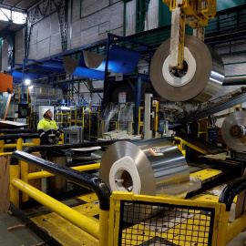 Un trabajador en la planta de la siderúrgica ArcelorMittal en Etxebarri (Bizcaya).