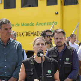 La presidenta de Extremadura, María Guardiola, junto al presidente Pedro Sánchezen el Puesto de Mando Avanzado de Jarillas