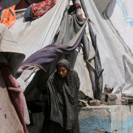 Una mujer palestina desplazada por la ofensiva israelí.