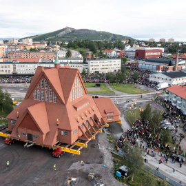 Desplazan la iglesia de Kiruna en una grúa especial.