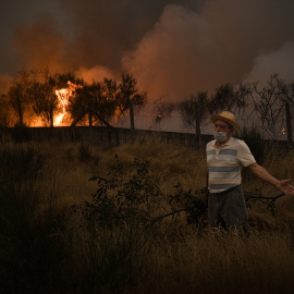 Los residentes de Cualedro observan cómo el incendio se propaga en la provincia de Ourense, Galicia