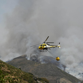 Un helicóptero trabaja en la extinción del incendio de Barniedo (León).