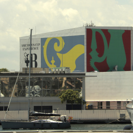 L'espai on s'ubicava l'America's Cup Experience, encara amb la imatge visible