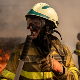 Un voluntario realiza labores de extinción en el incendio de Oímbra (Ourense).